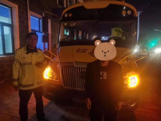 【夏季治安打擊整治“百日行動”】太危險！證不符，七臺河交警依法查獲一輛違法校車