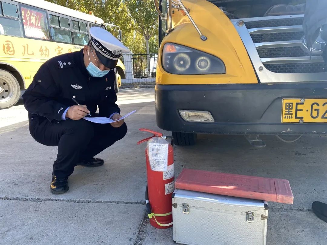 國慶安全行 | 大慶交警聯合教育局組織開展秋季校車安全大檢查