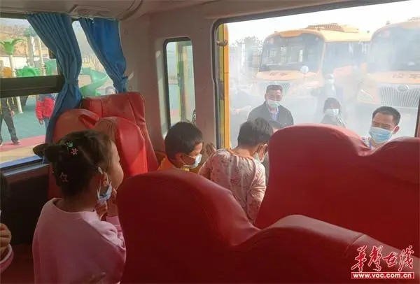 廣發(fā)鎮(zhèn)中心幼兒園開展校車安全及消防應(yīng)急疏散演練