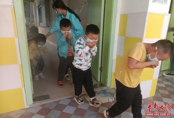 廣發(fā)鎮(zhèn)中心幼兒園開展校車安全及消防應(yīng)急疏散演練