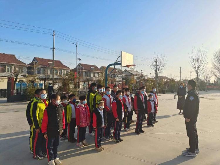 桓臺縣起鳳鎮(zhèn)華溝小學開展校車安全演練活動