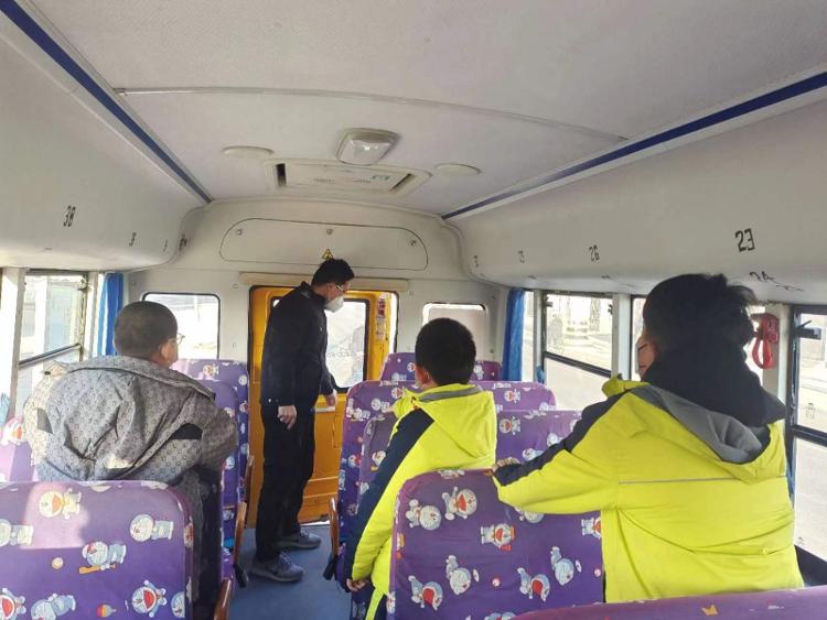 桓臺縣起鳳鎮(zhèn)華溝小學開展校車安全演練活動
