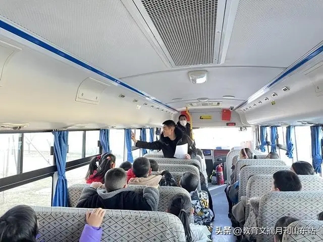 煙臺開發區雪楓小學舉行校車安全逃生演練