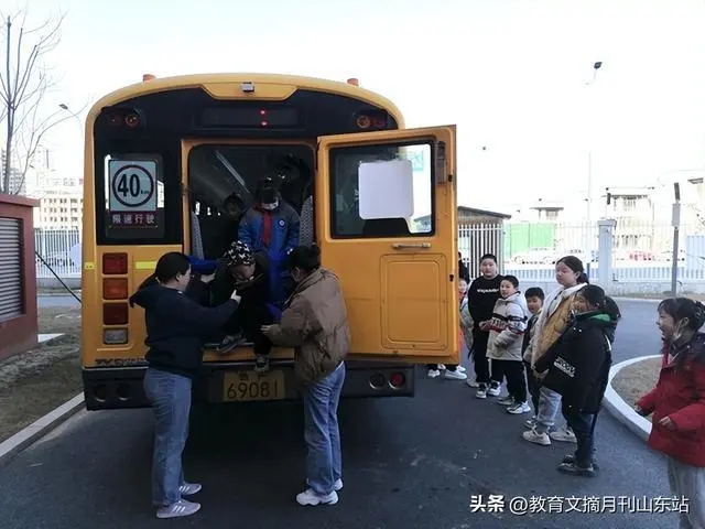 煙臺開發區雪楓小學舉行校車安全逃生演練