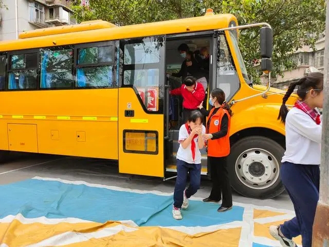 遇突發不要慌，這場“沉浸式”校車應急演練給出“教科書”式做法