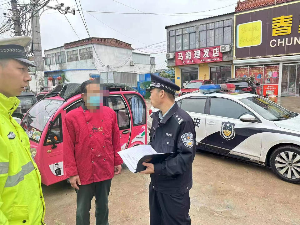 經開交警開展校車突擊檢查，鑄牢學生“成長安全網”