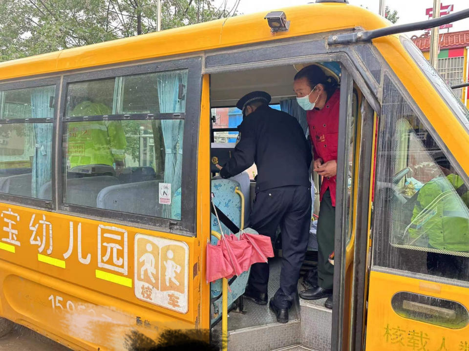 經開交警開展校車突擊檢查，鑄牢學生“成長安全網”