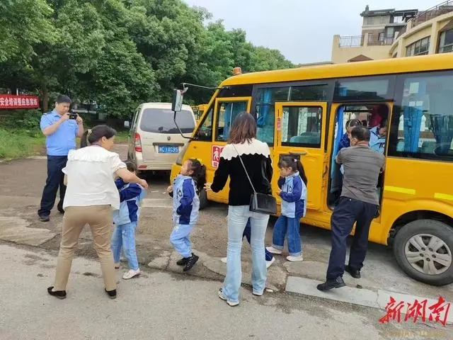 校車安全無(wú)小事，岳塘區(qū)開(kāi)展校車安全培訓(xùn)暨應(yīng)急疏散演練