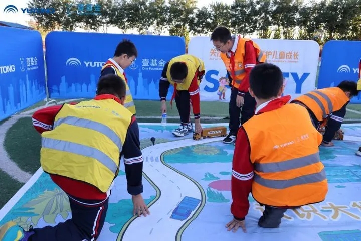 2023宇通&amp;amp;amp;壹基金兒童交通公益行走進(jìn)香河縣城內(nèi)第五小學(xué)