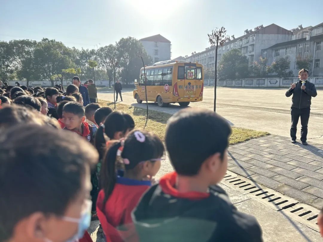 加強校車安全，共建和諧校園 ——云夢縣道橋鎮(zhèn)中心小學校車安全逃生演練