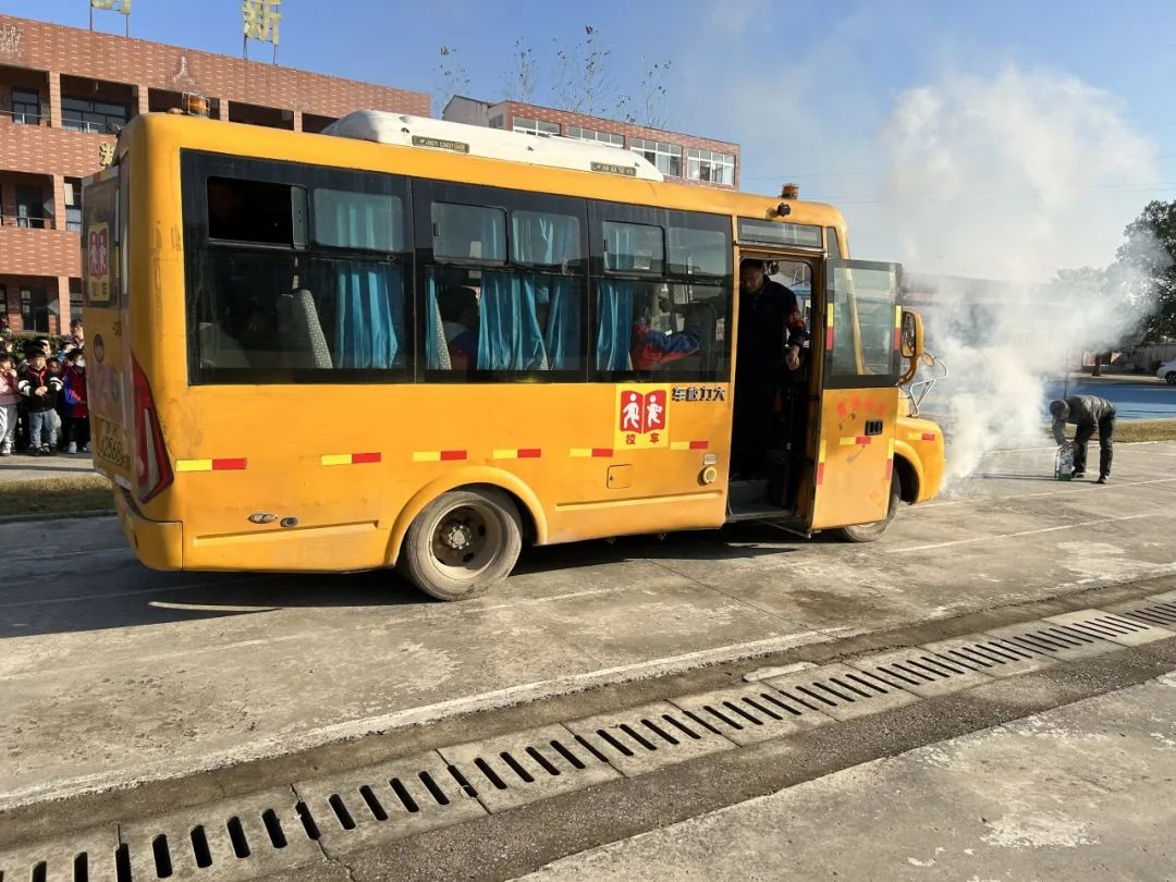 加強校車安全，共建和諧校園 ——云夢縣道橋鎮(zhèn)中心小學校車安全逃生演練