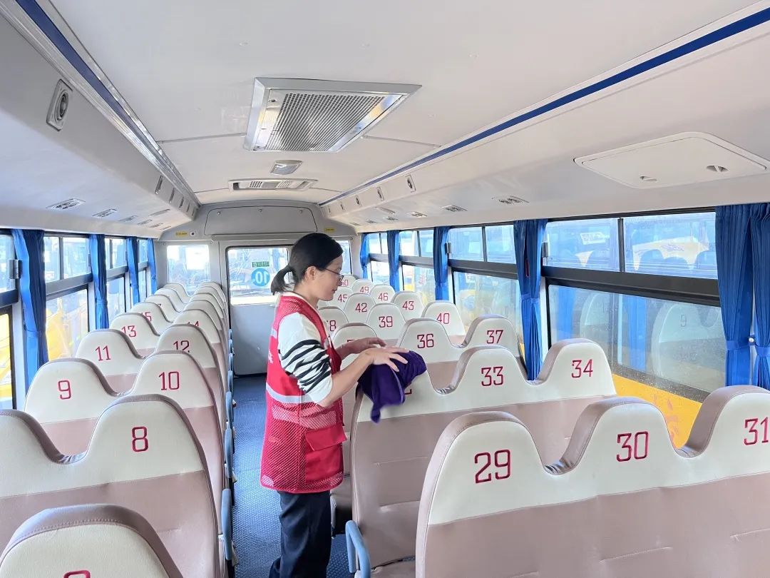 用心呵護 用愛護航 | 為確保新學期校車安全運行，校車大掃除保養(yǎng)很重要