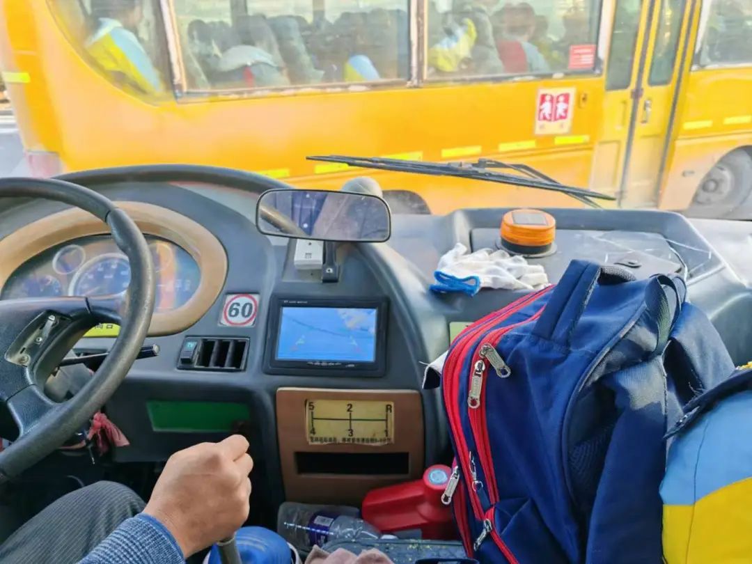 校車安全第一步 上下學路我來護----監(jiān)利思源實驗學校校車安全專題會議
