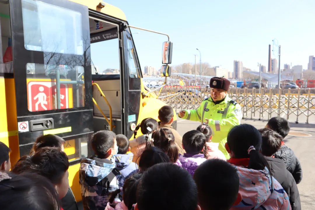 【成長—健康】為愛護航 平安乘車—道義第二小學(xué)校車安全應(yīng)急疏散演練