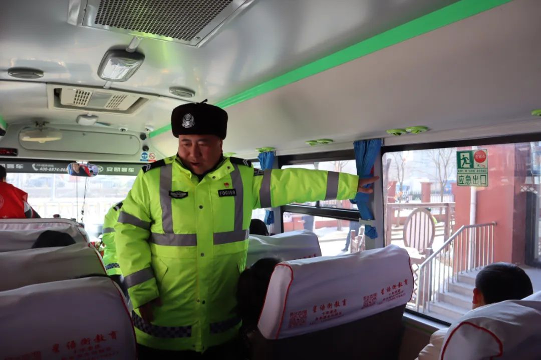【成長—健康】為愛護航 平安乘車—道義第二小學(xué)校車安全應(yīng)急疏散演練