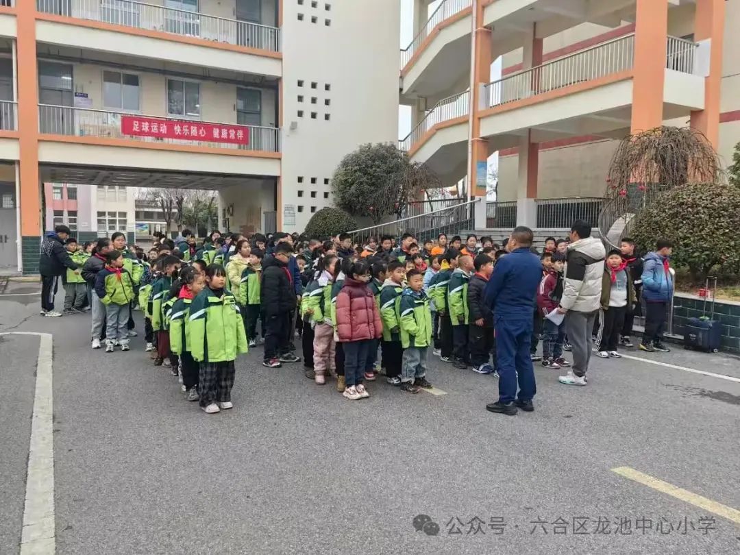筑牢防線，安全“童”行——龍池中心小學(xué)開展校車應(yīng)急安全演練