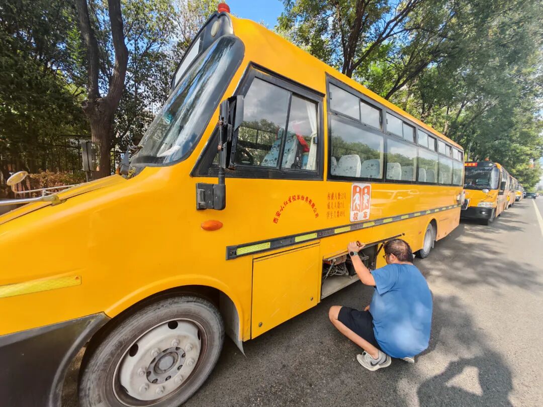 校車就位，安全到位，小紅星貼心守護上學路