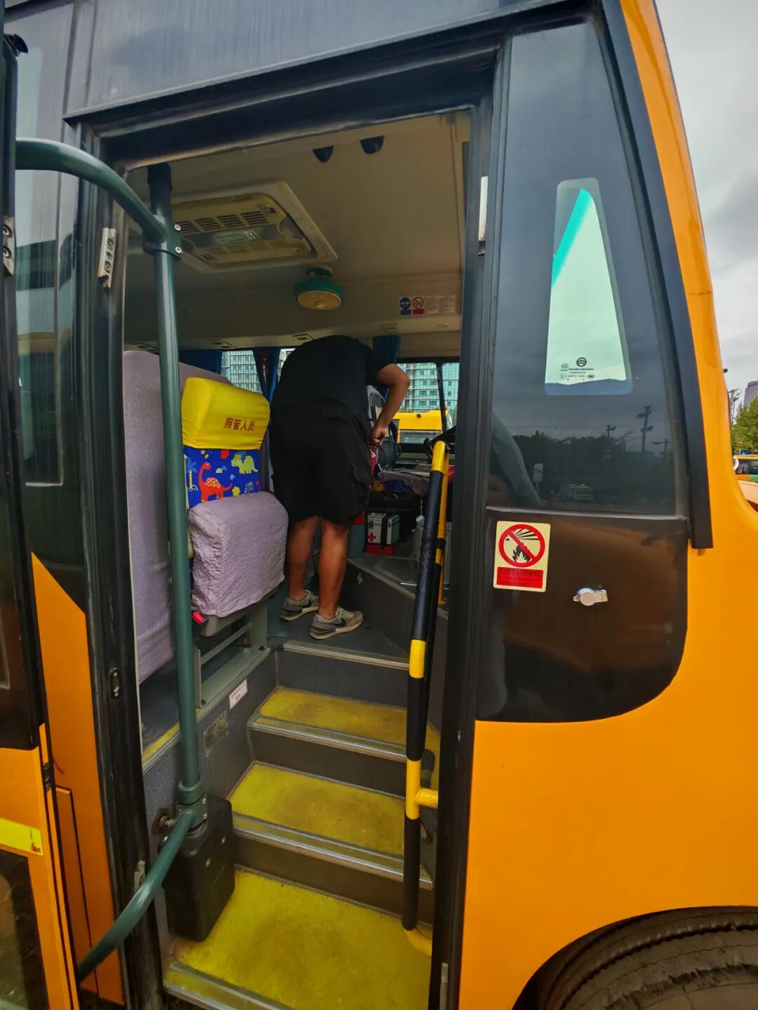 校車就位，安全到位，小紅星貼心守護上學路
