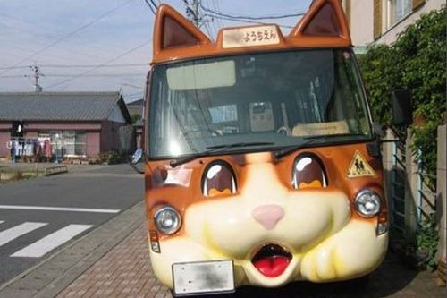 日本校車也賣“萌” 連大人都想坐(圖)