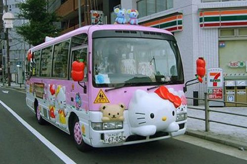 日本校車也賣“萌” 連大人都想坐(圖)