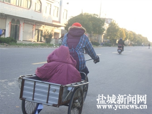 “黑”校車沒了 接送孩子成了問題(圖)