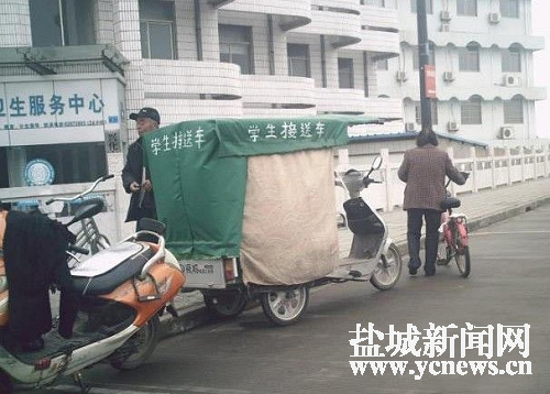 “黑”校車沒了 接送孩子成了問題(圖)