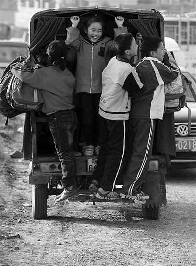 校車(chē)成民辦幼兒園爭(zhēng)奪生源手段 司機(jī)壓力大辭職