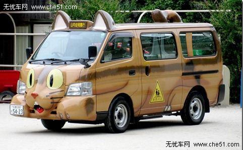 除了司機，日本的校車上多半還會有一位全程陪同的指導老師，有時候是學校里的生活老師，有時候是自愿做義工的家長。