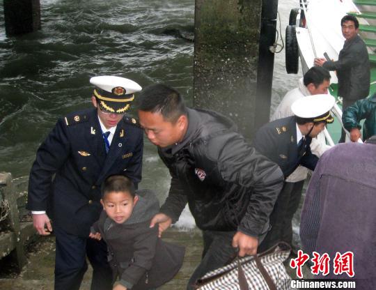 圖為海事執(zhí)法人員護(hù)送上學(xué)的小學(xué)生。 陳小芬 攝