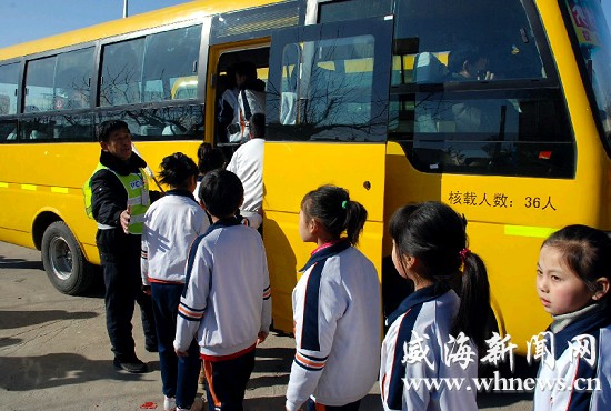 環(huán)翠區(qū)15輛新校車昨日開通 安全系數(shù)再升級(圖)