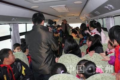 滁州天長(zhǎng)消防舉辦校車疏散逃生演練 萬名師生駕駛員受益
