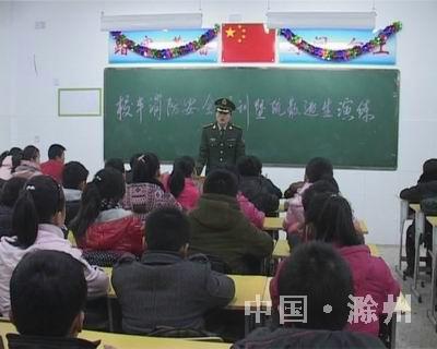 滁州天長(zhǎng)消防舉辦校車疏散逃生演練 萬名師生駕駛員受益
