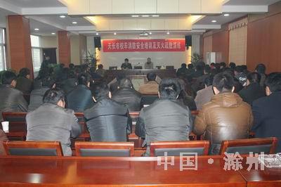 滁州天長(zhǎng)消防舉辦校車疏散逃生演練 萬名師生駕駛員受益