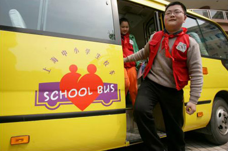 委員聚焦校車安全: 應(yīng)開通中小學(xué)專線公交