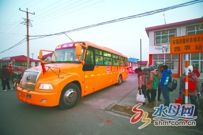 龍口海陽新校車上崗 家長贊嘆比007還帥(圖) 