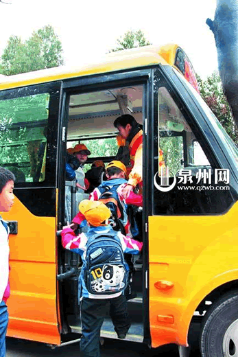 記者體驗(yàn)泉州的國標(biāo)校車 時(shí)速40公里平穩(wěn)無顛簸(圖)