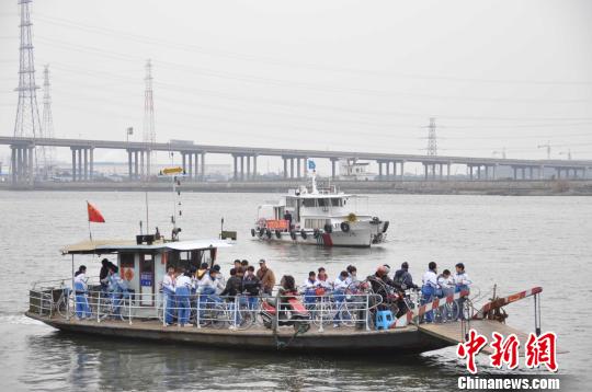 廣州中小學(xué)開(kāi)學(xué) 海事為“水上校車(chē)”保駕護(hù)航 