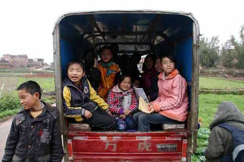 兩會(huì)熱議：校車安全亟待解決 政府作為在哪里?