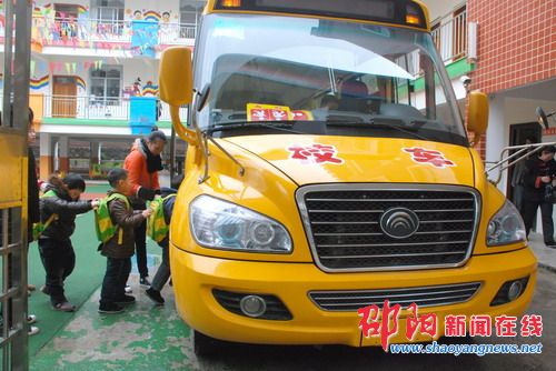 北塔區某幼兒園引進我市第一臺“大鼻子”校車(圖)
