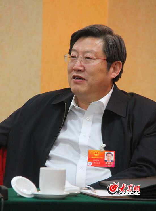 全國人大代表紛紛發言 支招校車安全
