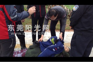 中堂：女子沖出馬路攔截校車(chē) 躺在路邊(圖)