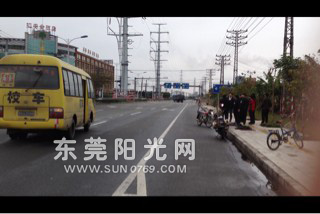 中堂：女子沖出馬路攔截校車(chē) 躺在路邊(圖)
