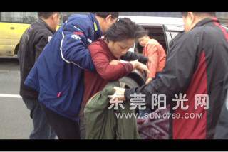 中堂：女子沖出馬路攔截校車(chē) 躺在路邊(圖)