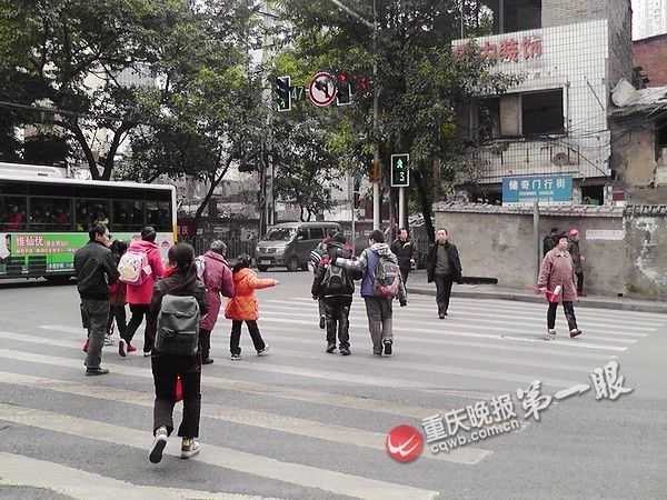 儲(chǔ)奇門(mén)平臺(tái)為校車(chē)護(hù)航 積極開(kāi)展天使護(hù)衛(wèi)行動(dòng)