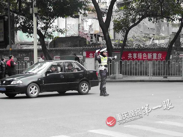 儲(chǔ)奇門(mén)平臺(tái)為校車(chē)護(hù)航 積極開(kāi)展天使護(hù)衛(wèi)行動(dòng)