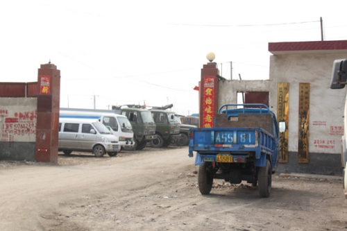原來停放在洛界公路兩側的市政、綠化等車輛都被停到了瑞福達公司的停車場里