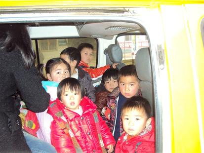 松滋街河市：嚴(yán)查超員校車（圖）