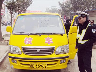松滋街河市：嚴(yán)查超員校車（圖）