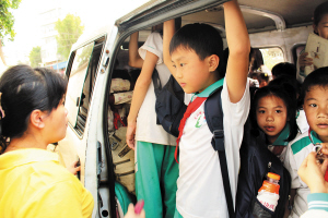 海口：超載面包車小學(xué)門口接學(xué)生(圖)