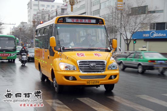 甘肅張掖出現大鼻子校車(圖)